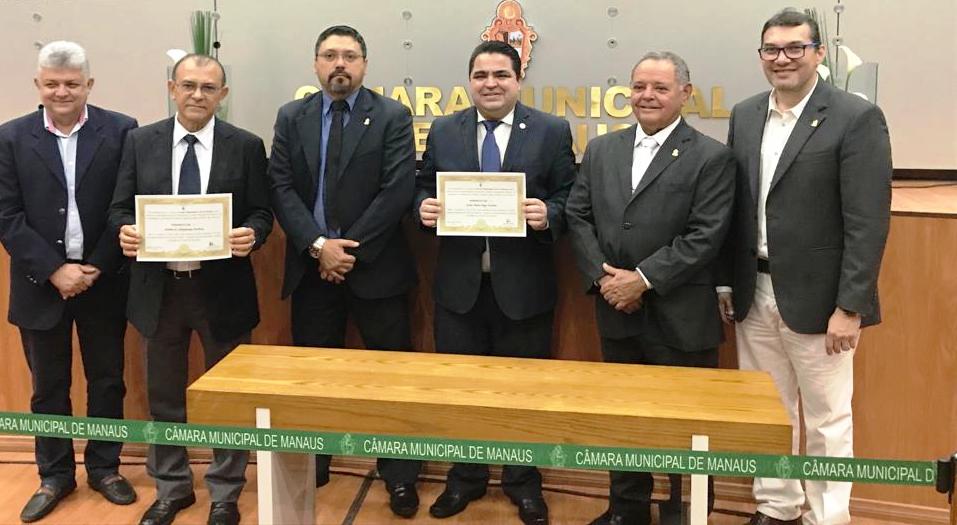 Reitor da Ufam, professor Sylvio Puga, e ex-reitor, professor Walmir Albuquerque foram agraciados com certificados durante a solenidade